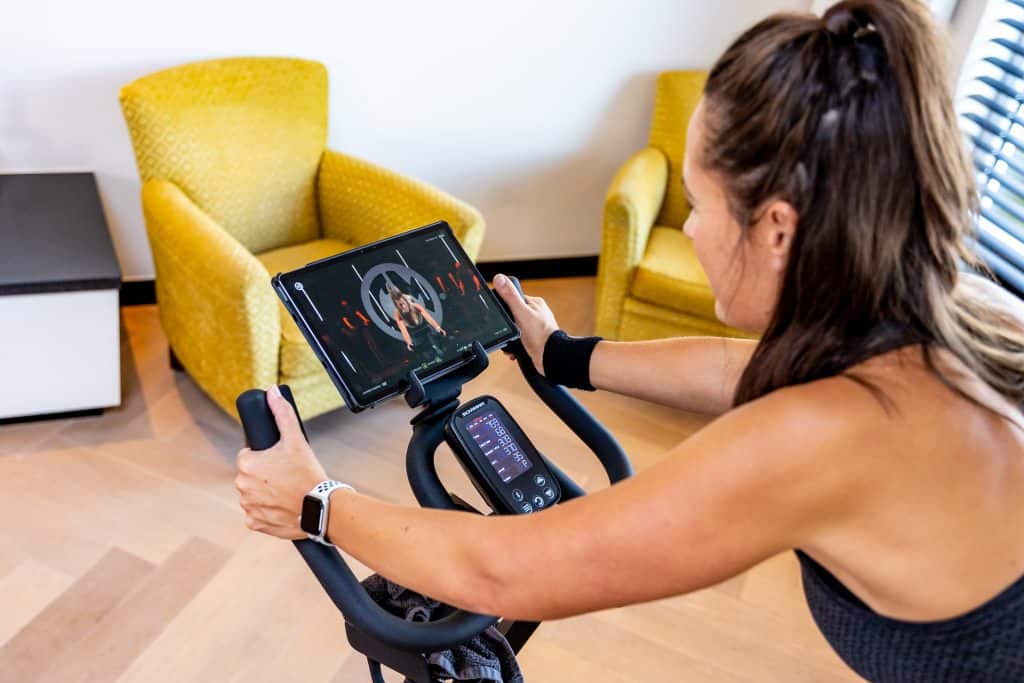 Vrouw doet een workout op een Indoor Cycling fiets